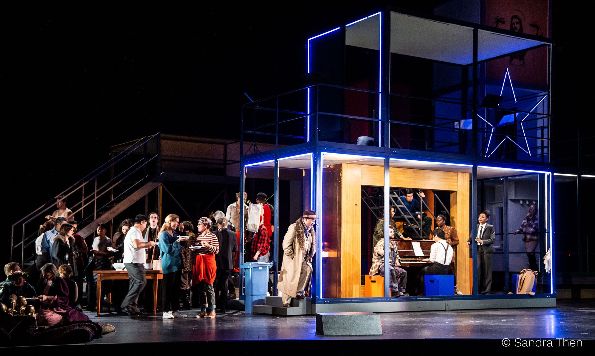 theaterstück auf einer bühne