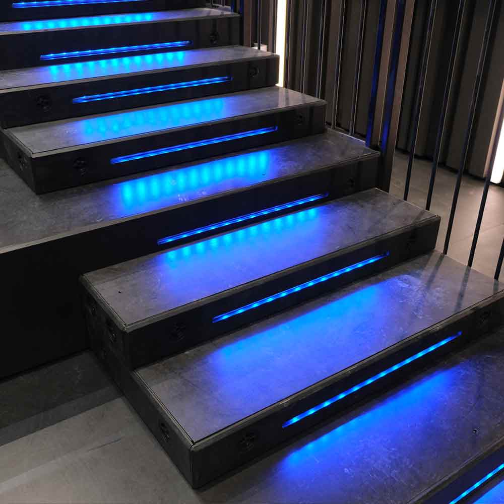 Schwarze Treppe mit blauer Beleuchtung