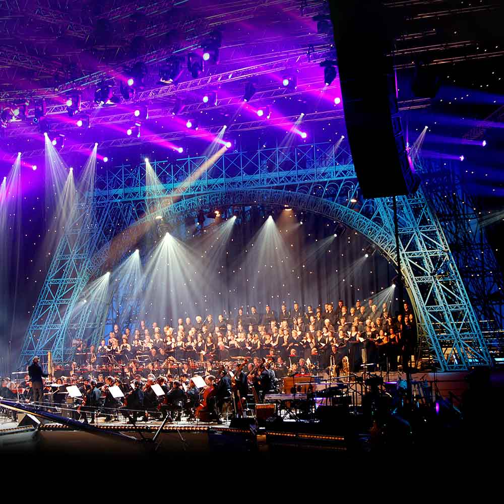 Große Bühne mit Beleuchtung und Orchester 
