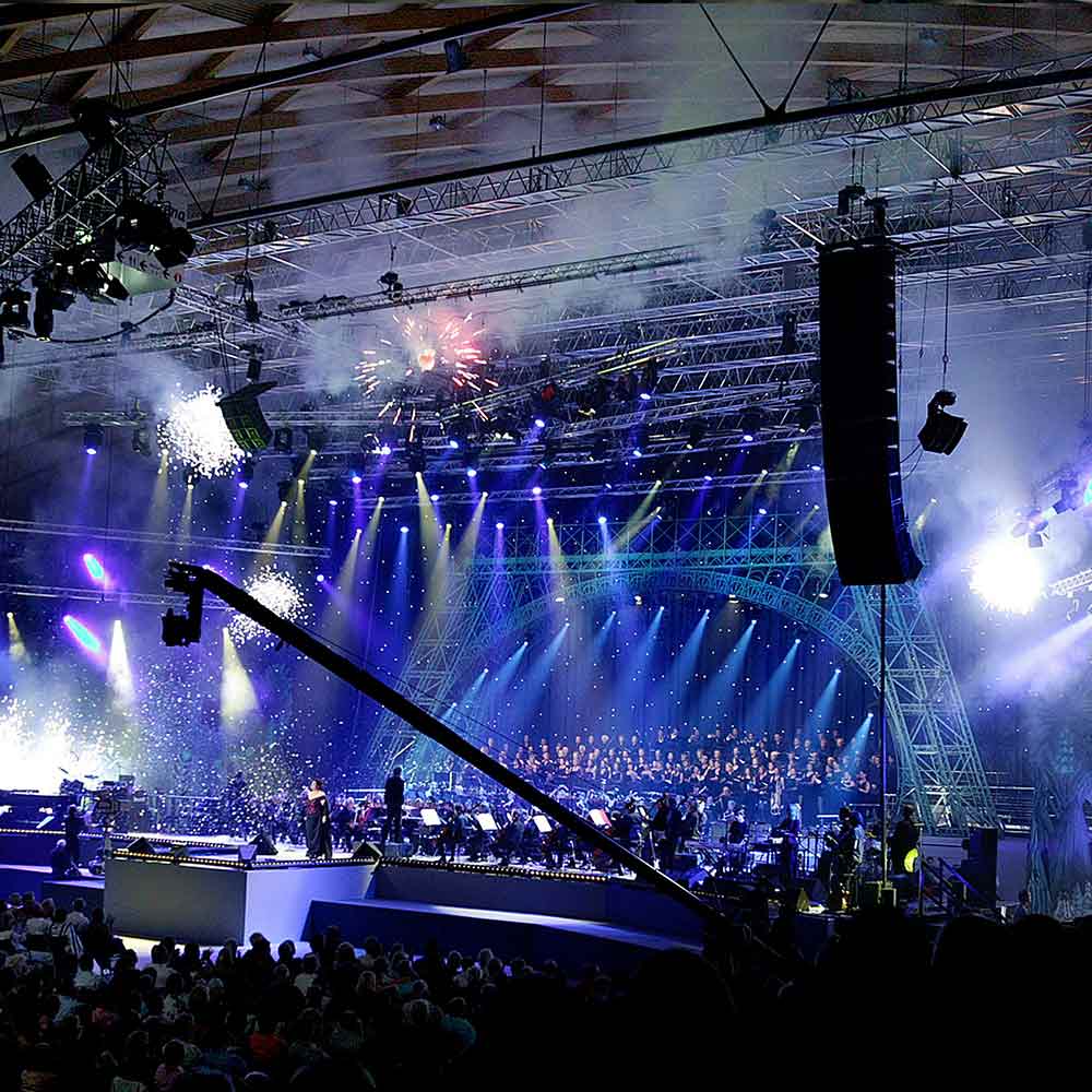 Große Halle mit Bühne, Orchester und Publikum