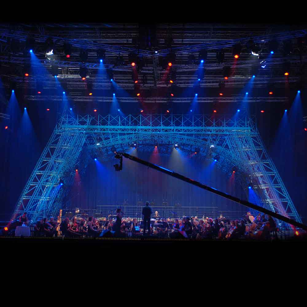 Große Bühne mit Dirigent und Orchester 
