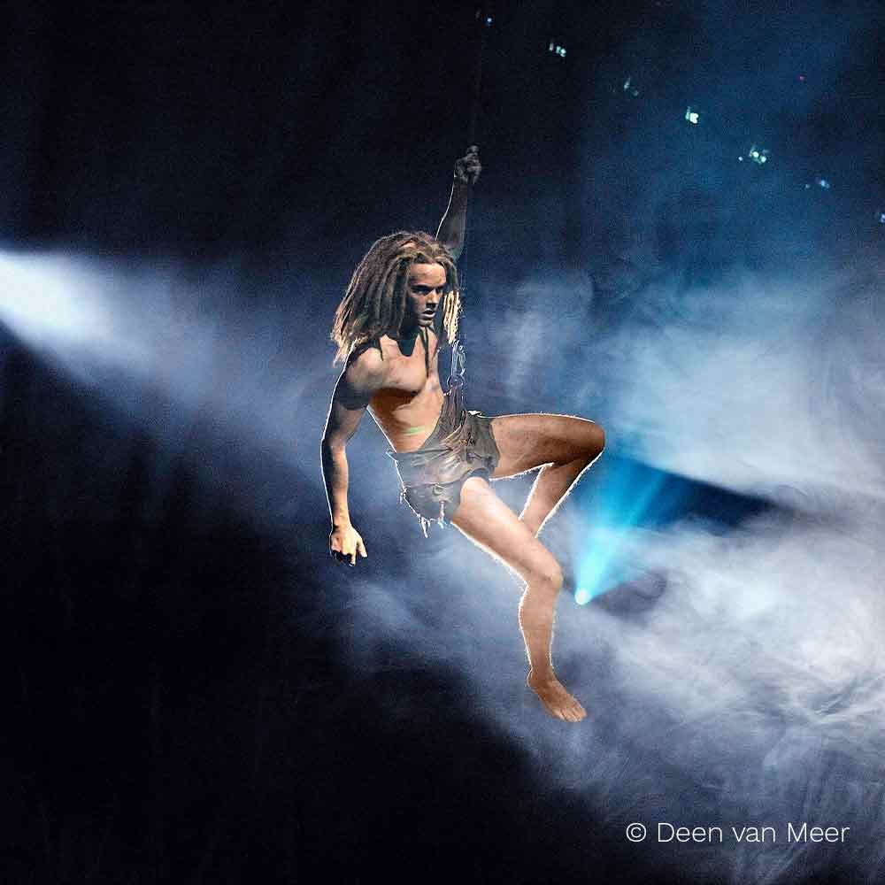Tarzan fliegt über der Bühne