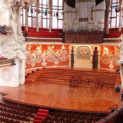 Konzertbühne aus Holz mit Orgel und Wandgemälde