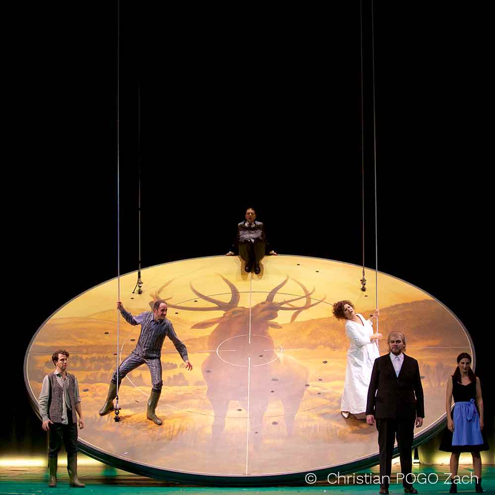 Vier Darsteller führen ein Theaterstück auf einer Drehbühne auf