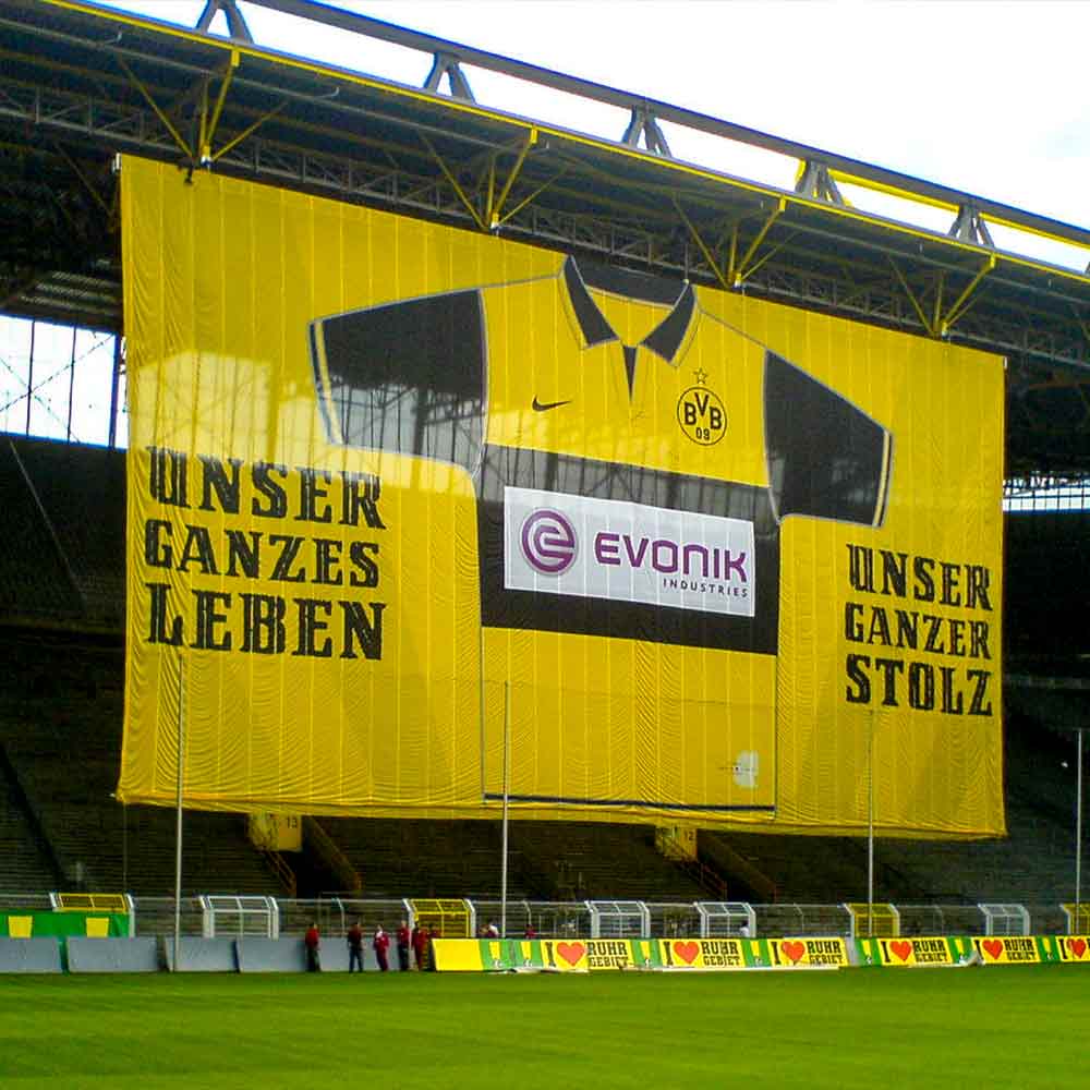 Großes Banner in einem Stadion