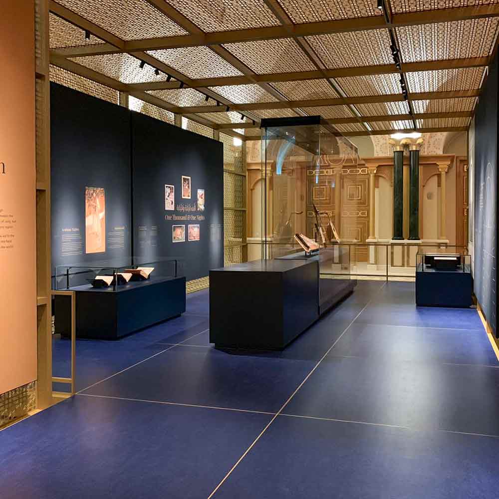 Ausstellung mit blauen Wänden und Boden