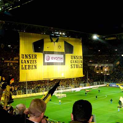 Ein Fußballstadion, in dem ein großes Banner aufgehängt ist