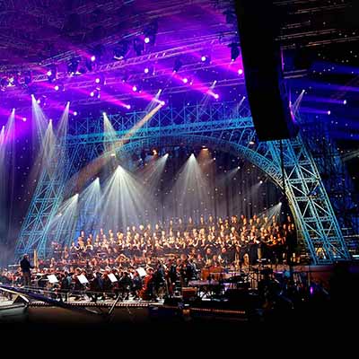 Große Bühne mit Beleuchtung und Orchester