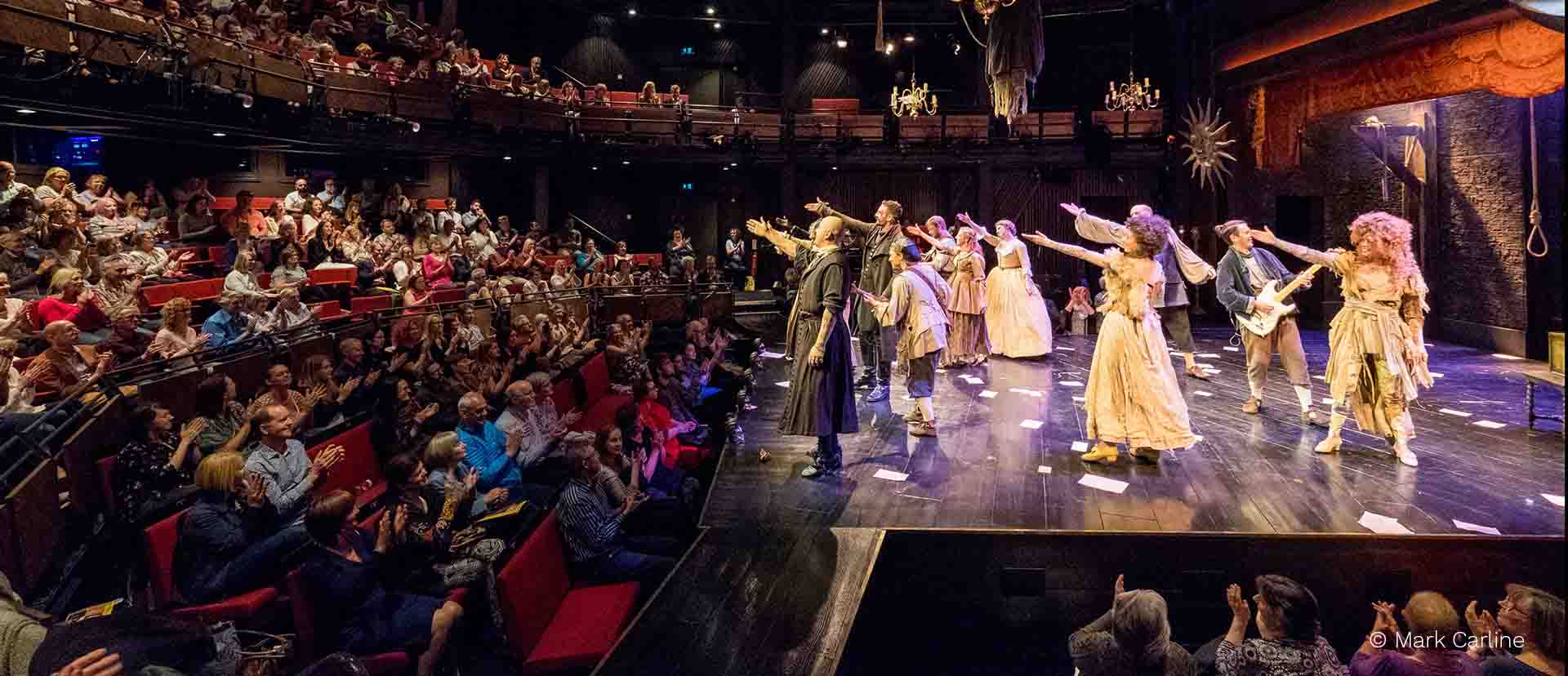 Theaterauftritt einer Gruppe auf einer Bühne