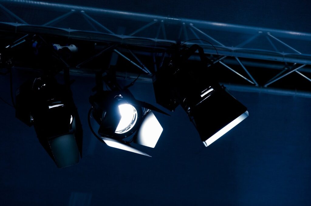 Drei Scheinwerfer an einer Traverse