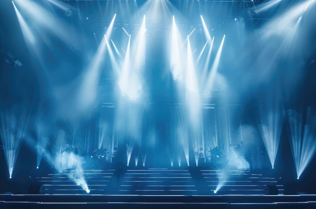 Eine Bühne mit einer Drehbühne und mehreren Personen, im Stil von Lightning Have.